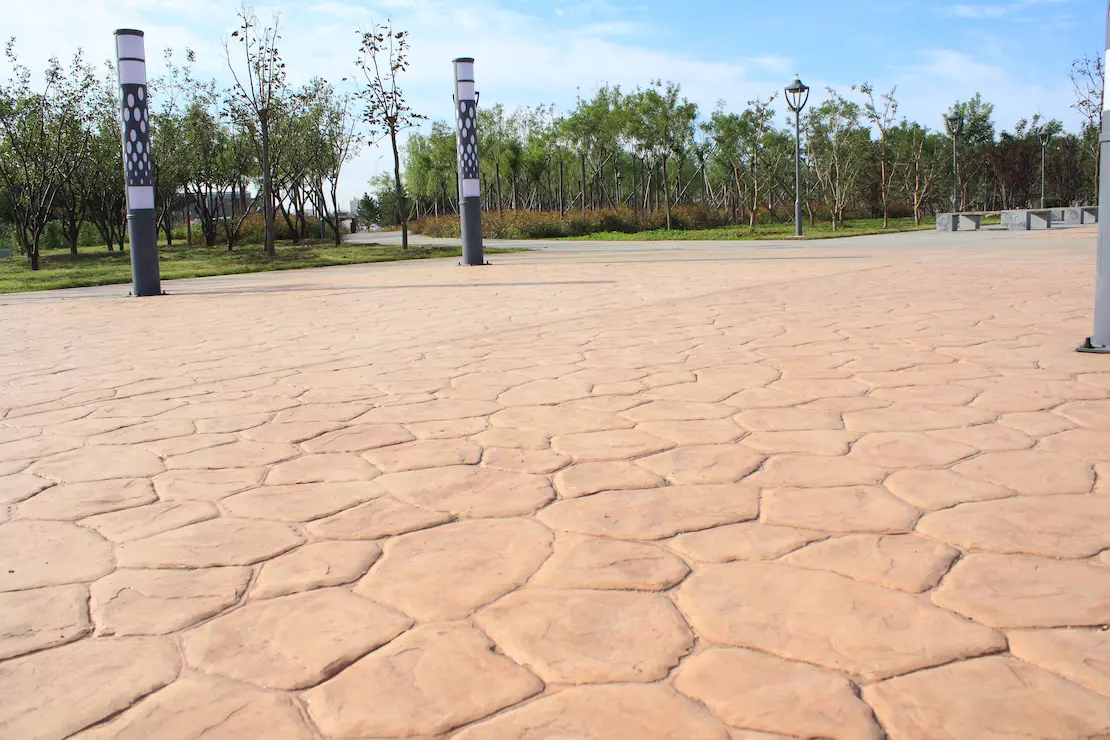 Zone de repos d'une université avec sol en béton imprimé à Brest